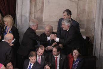 BUENOS AIRES, ARGENTINA.- En la foto tomada el 10 de diciembre de 2019, Alberto Fernández asumió hoy, 10 de diciembre, la Presidencia de la Argentina al jurar en el Congreso junto a la vicepresidenta Cristina Fernández de Kirchner y recibir los atributos de mando de manos de su antecesor, Mauricio Macri. Tras la asunción, Fernández pronunció -ante la Asamblea Legislativa- un discurso de tono conciliador, pero en el que trazó un duro diagnóstico de la situación que atraviesa el país y planteó un claro cambio de rumbo.