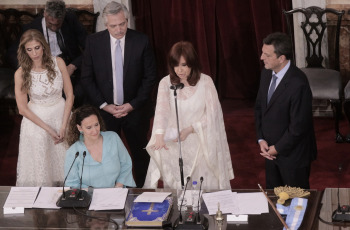 BUENOS AIRES, ARGENTINA.- En la foto tomada el 10 de diciembre de 2019, Alberto Fernández asumió hoy, 10 de diciembre, la Presidencia de la Argentina al jurar en el Congreso junto a la vicepresidenta Cristina Fernández de Kirchner y recibir los atributos de mando de manos de su antecesor, Mauricio Macri. Tras la asunción, Fernández pronunció -ante la Asamblea Legislativa- un discurso de tono conciliador, pero en el que trazó un duro diagnóstico de la situación que atraviesa el país y planteó un claro cambio de rumbo.