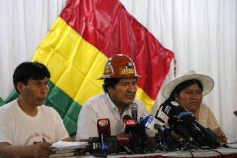 BUENOS AIRES, ARGENTINA.- Evo Morales (center) speaks at a press conference in Buenos Aires. In the photo taken on December 29, 2019, former Bolivian president Evo Morales during the press conference at the Bauen hotel in Buenos Aires with leaders of his MAS-IPSP party who arrived in the Argentine capital to meet with Morales. The former Bolivian president gave up making a massive act at the border. "I was recommended not to do it there," he said at a press conference after a meeting with leaders of his party. "The candidate is not yet approved but we are first in all surveys without having a candidate," he said. Finally, he informed that the formula presidential will be known on January 19, in an act also in Buenos Aires Morales also said he intends to vote in Cochabamba, Bolivia, in the new elections.