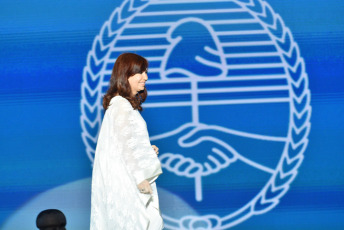 BUENOS AIRES, ARGENTINA.- In the photo taken on December 10, 2019, the new Vice President Cristina Kirchner delivered her first speech after the assumption. In front of a Plaza de Mayo full of militants, she spoke to Alberto Fernández and asked him to "trust the people" because "they do not betray and are the most loyal". “President, I want to tell you that you have started your government with good omens after the message you gave your people in the Legislative Assembly. I trusted them. All they ask is that they defend them and represent them, ”said the former head of state before the attentive gaze of her formula partner.