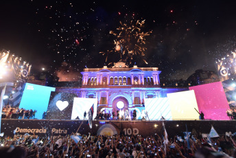 BUENOS AIRES, ARGENTINA.- En la foto tomada el 10 de diciembre de 2019, en lo que fue el cierre de la jornada en la que asumió la presidencia, Alberto Fernández junto a la Vicepresidenta Cristina Fernñandez de Kirchner, dio su primer discurso ante la Plaza de Mayo desde un escenario instalado frente a la Casa Rosada ante decenas de miles de personas celebraron su asunción en el marco de un festival de música y arte.