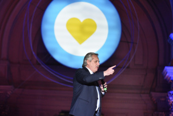 BUENOS AIRES, ARGENTINA.- En la foto tomada el 10 de diciembre de 2019, en lo que fue el cierre de la jornada en la que asumió la presidencia, Alberto Fernández dio su primer discurso ante la Plaza de Mayo desde un escenario instalado frente a la Casa Rosada ante decenas de miles de personas celebraron su asunción en el marco de un festival de música y arte. Acompañado por Cristina Kirchner, que habló antes que él, entre los temas a los que se refirió en su primer discurso como presidente luego del formulado durante la Asamblea Legislativa, Fernández habló de la crisis económica y social que afecta al país, de sus primeros pasos como funcionario de Néstor Kirchner, de la conformación del Frente de Todos y del Gobierno de Mauricio Macri, entre otros temas.