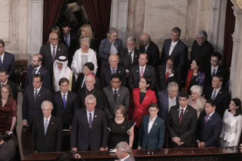 BUENOS AIRES, ARGENTINA.- En la foto tomada el 10 de diciembre de 2019, Alberto Fernández asumió hoy, 10 de diciembre, la Presidencia de la Argentina al jurar en el Congreso junto a la vicepresidenta Cristina Fernández de Kirchner y recibir los atributos de mando de manos de su antecesor, Mauricio Macri. Tras la asunción, Fernández pronunció -ante la Asamblea Legislativa- un discurso de tono conciliador, pero en el que trazó un duro diagnóstico de la situación que atraviesa el país y planteó un claro cambio de rumbo.