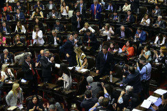 BUENOS AIRES, ARGENTINA- En las fotos tomadas hoy 4 de Diciembre del 2019, la Cámara de Diputados formalizó su nueva conformación con la jura de los 130 nuevos diputados que debutarán a partir del 10 de diciembre con la discusión del primer Presupuesto del presidente electo, Alberto Fernández. Pasadas apenas las 13 hs y conducida por el diputado Gonzalo Del Cerro, comenzó la sesión preparatoria en la que prestan juramento los legisladores que resultaron electos en octubre pasado y además se votarán a las nuevas autoridades de la Cámara baja.