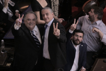 BUENOS AIRES, ARGENTINA.- En la foto tomada el 10 de diciembre de 2019, Alberto Fernández asumió hoy, 10 de diciembre, la Presidencia de la Argentina al jurar en el Congreso junto a la vicepresidenta Cristina Fernández de Kirchner y recibir los atributos de mando de manos de su antecesor, Mauricio Macri. Tras la asunción, Fernández pronunció -ante la Asamblea Legislativa- un discurso de tono conciliador, pero en el que trazó un duro diagnóstico de la situación que atraviesa el país y planteó un claro cambio de rumbo.