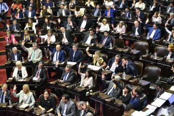 BUENOS AIRES, ARGENTINA- En las fotos tomadas hoy 4 de Diciembre del 2019, la Cámara de Diputados formalizó su nueva conformación con la jura de los 130 nuevos diputados que debutarán a partir del 10 de diciembre con la discusión del primer Presupuesto del presidente electo, Alberto Fernández. Pasadas apenas las 13 hs y conducida por el diputado Gonzalo Del Cerro, comenzó la sesión preparatoria en la que prestan juramento los legisladores que resultaron electos en octubre pasado y además se votarán a las nuevas autoridades de la Cámara baja.