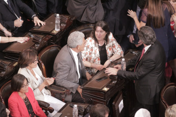 BUENOS AIRES, ARGENTINA.- En la foto tomada el 10 de diciembre de 2019, Alberto Fernández asumió hoy, 10 de diciembre, la Presidencia de la Argentina al jurar en el Congreso junto a la vicepresidenta Cristina Fernández de Kirchner y recibir los atributos de mando de manos de su antecesor, Mauricio Macri. Tras la asunción, Fernández pronunció -ante la Asamblea Legislativa- un discurso de tono conciliador, pero en el que trazó un duro diagnóstico de la situación que atraviesa el país y planteó un claro cambio de rumbo.