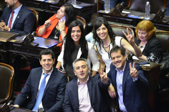 BUENOS AIRES, ARGENTINA- En la foto tomada hoy 4 de Diciembre del 2019 de izquierda a derecha los diputados Wado De Pedro, Andrés Larroque y Mariano Recalde. La Cámara de Diputados formalizó su nueva conformación con la jura de los 130 nuevos diputados que debutarán a partir del 10 de diciembre con la discusión del primer Presupuesto del presidente electo, Alberto Fernández. Pasadas apenas las 13 hs y conducida por el diputado Gonzalo Del Cerro, comenzó la sesión preparatoria en la que prestan juramento los legisladores que resultaron electos en octubre pasado y además se votarán a las nuevas autoridades de la Cámara baja.