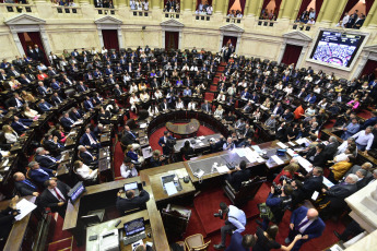 BUENOS AIRES, ARGENTINA- En las fotos tomadas hoy 4 de Diciembre del 2019, la Cámara de Diputados formalizó su nueva conformación con la jura de los 130 nuevos diputados que debutarán a partir del 10 de diciembre con la discusión del primer Presupuesto del presidente electo, Alberto Fernández. Pasadas apenas las 13 hs y conducida por el diputado Gonzalo Del Cerro, comenzó la sesión preparatoria en la que prestan juramento los legisladores que resultaron electos en octubre pasado y además se votarán a las nuevas autoridades de la Cámara baja.