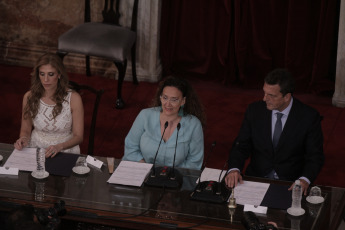 BUENOS AIRES, ARGENTINA.- En la foto tomada el 10 de diciembre de 2019, Alberto Fernández asumió hoy, 10 de diciembre, la Presidencia de la Argentina al jurar en el Congreso junto a la vicepresidenta Cristina Fernández de Kirchner y recibir los atributos de mando de manos de su antecesor, Mauricio Macri. Tras la asunción, Fernández pronunció -ante la Asamblea Legislativa- un discurso de tono conciliador, pero en el que trazó un duro diagnóstico de la situación que atraviesa el país y planteó un claro cambio de rumbo.