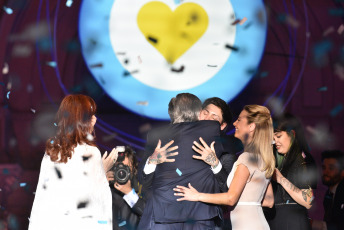 BUENOS AIRES, ARGENTINA.- En la foto tomada el 10 de diciembre de 2019, Alberto Fernández se abraza con su hijo Estanislao Fernández, junto a la Vicepresidenta, Cristina Fernández de Kirchner (izquierda) y su mujer Fabiola Yañez (derecha), luego de su discurso en Plaza de Mayo. En lo que fue el cierre de la jornada en la que asumió la presidencia, Alberto Fernández dio su primer discurso ante la Plaza de Mayo , desde un escenario instalado frente a la Casa Rosada ante decenas de miles de personas celebraron su asunción en el marco de un festival de música y arte.