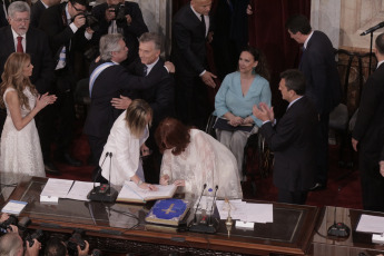 BUENOS AIRES, ARGENTINA.- En la foto tomada el 10 de diciembre de 2019, Alberto Fernández asumió hoy, 10 de diciembre, la Presidencia de la Argentina al jurar en el Congreso junto a la vicepresidenta Cristina Fernández de Kirchner y recibir los atributos de mando de manos de su antecesor, Mauricio Macri. Tras la asunción, Fernández pronunció -ante la Asamblea Legislativa- un discurso de tono conciliador, pero en el que trazó un duro diagnóstico de la situación que atraviesa el país y planteó un claro cambio de rumbo.