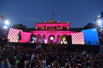 BUENOS AIRES, ARGENTINA.- En la foto tomada el 10 de diciembre de 2019, en lo que fue el cierre de la jornada en la que asumió la presidencia, Alberto Fernández junto a la Vicepresidenta Cristina Fernñandez de Kirchner, dio su primer discurso ante la Plaza de Mayo desde un escenario instalado frente a la Casa Rosada ante decenas de miles de personas celebraron su asunción en el marco de un festival de música y arte.