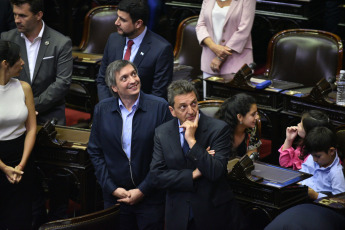 BUENOS AIRES, ARGENTINA- En la foto tomada hoy 4 de Diciembre del 2019 el electo presidente de la Cámara de Diputados de Argentina, Sergio Massa (derecha) junto al diputado electo Máximo Kirchner. La Cámara de Diputados formalizó su nueva conformación con la jura de los 130 nuevos diputados que debutarán a partir del 10 de diciembre con la discusión del primer Presupuesto del presidente electo, Alberto Fernández. Pasadas apenas las 13 hs y conducida por el diputado Gonzalo Del Cerro, comenzó la sesión preparatoria en la que prestan juramento los legisladores que resultaron electos en octubre pasado y además se votarán a las nuevas autoridades de la Cámara baja.