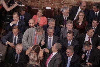 BUENOS AIRES, ARGENTINA.- En la foto tomada el 10 de diciembre de 2019, Alberto Fernández asumió hoy, 10 de diciembre, la Presidencia de la Argentina al jurar en el Congreso junto a la vicepresidenta Cristina Fernández de Kirchner y recibir los atributos de mando de manos de su antecesor, Mauricio Macri. Tras la asunción, Fernández pronunció -ante la Asamblea Legislativa- un discurso de tono conciliador, pero en el que trazó un duro diagnóstico de la situación que atraviesa el país y planteó un claro cambio de rumbo.