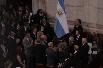 BUENOS AIRES, ARGENTINA.- En la foto tomada el 10 de diciembre de 2019, Alberto Fernández asumió hoy, 10 de diciembre, la Presidencia de la Argentina al jurar en el Congreso junto a la vicepresidenta Cristina Fernández de Kirchner y recibir los atributos de mando de manos de su antecesor, Mauricio Macri. Tras la asunción, Fernández pronunció -ante la Asamblea Legislativa- un discurso de tono conciliador, pero en el que trazó un duro diagnóstico de la situación que atraviesa el país y planteó un claro cambio de rumbo.