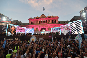 BUENOS AIRES, ARGENTINA.- En la foto tomada el 10 de diciembre de 2019, en lo que fue el cierre de la jornada en la que asumió la presidencia, Alberto Fernández junto a la Vicepresidenta Cristina Fernñandez de Kirchner, dio su primer discurso ante la Plaza de Mayo desde un escenario instalado frente a la Casa Rosada ante decenas de miles de personas celebraron su asunción en el marco de un festival de música y arte.