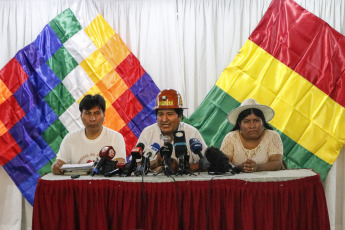 BUENOS AIRES, ARGENTINA.- Evo Morales (center) speaks at a press conference in Buenos Aires. In the photo taken on December 29, 2019, former Bolivian president Evo Morales during the press conference at the Bauen hotel in Buenos Aires with leaders of his MAS-IPSP party who arrived in the Argentine capital to meet with Morales. The former Bolivian president gave up making a massive act at the border. "I was recommended not to do it there," he said at a press conference after a meeting with leaders of his party. "The candidate is not yet approved but we are first in all surveys without having a candidate," he said. Finally, he informed that the formula presidential will be known on January 19, in an act also in Buenos Aires Morales also said he intends to vote in Cochabamba, Bolivia, in the new elections.