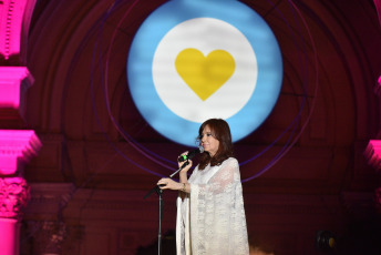 BUENOS AIRES, ARGENTINA.- En la foto tomada el 10 de diciembre de 2019, la nueva vicepresidenta Cristina Kirchner pronunció su primer discurso después de la asunción. Frente a una Plaza de Mayo repleta de militantes, le habló a Alberto Fernández y le pidió “confiar en el pueblo" porque “ellos no traicionan y son los más leales". “Presidente quiero decirle que ha iniciado su gobierno con muy buenos augurios después del mensaje que le dio a su pueblo en la Asamblea Legislativa. Confié en ellos. Lo único que piden es que los defiendan y los representen”, dijo la ex jefa de Estado ante la atenta mirada de su compañero de fórmula.