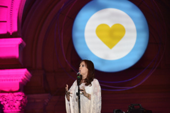 BUENOS AIRES, ARGENTINA.- In the photo taken on December 10, 2019, the new Vice President Cristina Kirchner delivered her first speech after the assumption. In front of a Plaza de Mayo full of militants, she spoke to Alberto Fernández and asked him to "trust the people" because "they do not betray and are the most loyal". “President, I want to tell you that you have started your government with good omens after the message you gave your people in the Legislative Assembly. I trusted them. All they ask is that they defend them and represent them, ”said the former head of state before the attentive gaze of her formula partner.