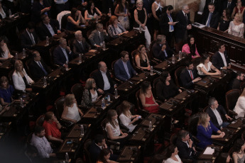 BUENOS AIRES, ARGENTINA.- En la foto tomada el 10 de diciembre de 2019, Alberto Fernández asumió hoy, 10 de diciembre, la Presidencia de la Argentina al jurar en el Congreso junto a la vicepresidenta Cristina Fernández de Kirchner y recibir los atributos de mando de manos de su antecesor, Mauricio Macri. Tras la asunción, Fernández pronunció -ante la Asamblea Legislativa- un discurso de tono conciliador, pero en el que trazó un duro diagnóstico de la situación que atraviesa el país y planteó un claro cambio de rumbo.