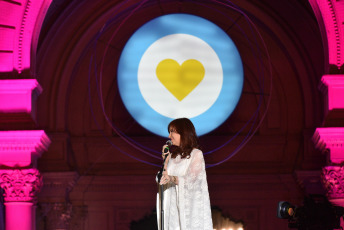 BUENOS AIRES, ARGENTINA.- In the photo taken on December 10, 2019, the new Vice President Cristina Kirchner delivered her first speech after the assumption. In front of a Plaza de Mayo full of militants, she spoke to Alberto Fernández and asked him to "trust the people" because "they do not betray and are the most loyal". “President, I want to tell you that you have started your government with good omens after the message you gave your people in the Legislative Assembly. I trusted them. All they ask is that they defend them and represent them, ”said the former head of state before the attentive gaze of her formula partner.