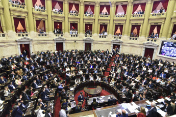 BUENOS AIRES, ARGENTINA- En las fotos tomadas hoy 4 de Diciembre del 2019, la Cámara de Diputados formalizó su nueva conformación con la jura de los 130 nuevos diputados que debutarán a partir del 10 de diciembre con la discusión del primer Presupuesto del presidente electo, Alberto Fernández. Pasadas apenas las 13 hs y conducida por el diputado Gonzalo Del Cerro, comenzó la sesión preparatoria en la que prestan juramento los legisladores que resultaron electos en octubre pasado y además se votarán a las nuevas autoridades de la Cámara baja.