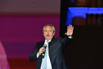 BUENOS AIRES, ARGENTINA.- En la foto tomada el 10 de diciembre de 2019, en lo que fue el cierre de la jornada en la que asumió la presidencia, Alberto Fernández dio su primer discurso ante la Plaza de Mayo desde un escenario instalado frente a la Casa Rosada ante decenas de miles de personas celebraron su asunción en el marco de un festival de música y arte. Acompañado por Cristina Kirchner, que habló antes que él, entre los temas a los que se refirió en su primer discurso como presidente luego del formulado durante la Asamblea Legislativa, Fernández habló de la crisis económica y social que afecta al país, de sus primeros pasos como funcionario de Néstor Kirchner, de la conformación del Frente de Todos y del Gobierno de Mauricio Macri, entre otros temas.