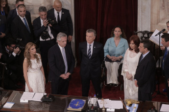 BUENOS AIRES, ARGENTINA.- En la foto tomada el 10 de diciembre de 2019, Alberto Fernández asumió hoy, 10 de diciembre, la Presidencia de la Argentina al jurar en el Congreso junto a la vicepresidenta Cristina Fernández de Kirchner y recibir los atributos de mando de manos de su antecesor, Mauricio Macri. Tras la asunción, Fernández pronunció -ante la Asamblea Legislativa- un discurso de tono conciliador, pero en el que trazó un duro diagnóstico de la situación que atraviesa el país y planteó un claro cambio de rumbo.