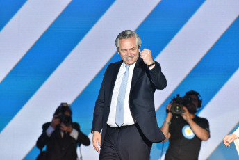 BUENOS AIRES, ARGENTINA.- En la foto tomada el 10 de diciembre de 2019, en lo que fue el cierre de la jornada en la que asumió la presidencia, Alberto Fernández dio su primer discurso ante la Plaza de Mayo desde un escenario instalado frente a la Casa Rosada ante decenas de miles de personas celebraron su asunción en el marco de un festival de música y arte. Acompañado por Cristina Kirchner, que habló antes que él, entre los temas a los que se refirió en su primer discurso como presidente luego del formulado durante la Asamblea Legislativa, Fernández habló de la crisis económica y social que afecta al país, de sus primeros pasos como funcionario de Néstor Kirchner, de la conformación del Frente de Todos y del Gobierno de Mauricio Macri, entre otros temas.