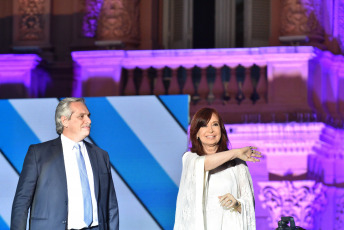 BUENOS AIRES, ARGENTINA.- En la foto tomada el 10 de diciembre de 2019, Alberto Fernández junto a la Vicepresidenta, Cristina Fernández de Kirchner, en Plaza de Mayo. En lo que fue el cierre de la jornada en la que asumió la presidencia, Alberto Fernández dio su primer discurso ante la Plaza de Mayo , desde un escenario instalado frente a la Casa Rosada ante decenas de miles de personas celebraron su asunción en el marco de un festival de música y arte.