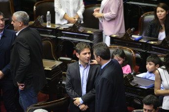 BUENOS AIRES, ARGENTINA- En la foto tomada hoy 4 de Diciembre del 2019 el electo presidente de la Cámara de Diputados de Argentina, Sergio Massa (derecha) habla con el gobernador electo de la Provincia de Buenos Aires Axel Kicilof. La Cámara de Diputados formalizó su nueva conformación con la jura de los 130 nuevos diputados que debutarán a partir del 10 de diciembre con la discusión del primer Presupuesto del presidente electo, Alberto Fernández. Pasadas apenas las 13 hs y conducida por el diputado Gonzalo Del Cerro, comenzó la sesión preparatoria en la que prestan juramento los legisladores que resultaron electos en octubre pasado y además se votarán a las nuevas autoridades de la Cámara baja.