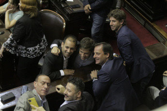 BUENOS AIRES, ARGENTINA- En las fotos tomadas hoy 4 de Diciembre del 2019, la Cámara de Diputados formalizó su nueva conformación con la jura de los 130 nuevos diputados que debutarán a partir del 10 de diciembre con la discusión del primer Presupuesto del presidente electo, Alberto Fernández. Pasadas apenas las 13 hs y conducida por el diputado Gonzalo Del Cerro, comenzó la sesión preparatoria en la que prestan juramento los legisladores que resultaron electos en octubre pasado y además se votarán a las nuevas autoridades de la Cámara baja.