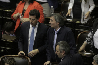 BUENOS AIRES, ARGENTINA- En las fotos tomadas hoy 4 de Diciembre del 2019, los diputados Wado de Pedro (izquierda), Máximo Kirchner (derecha). La Cámara de Diputados formalizó su nueva conformación con la jura de los 130 nuevos diputados que debutarán a partir del 10 de diciembre con la discusión del primer Presupuesto del presidente electo, Alberto Fernández. Pasadas apenas las 13 hs y conducida por el diputado Gonzalo Del Cerro, comenzó la sesión preparatoria en la que prestan juramento los legisladores que resultaron electos en octubre pasado y además se votarán a las nuevas autoridades de la Cámara baja.