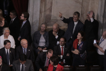 BUENOS AIRES, ARGENTINA.- En la foto tomada el 10 de diciembre de 2019, Alberto Fernández asumió hoy, 10 de diciembre, la Presidencia de la Argentina al jurar en el Congreso junto a la vicepresidenta Cristina Fernández de Kirchner y recibir los atributos de mando de manos de su antecesor, Mauricio Macri. Tras la asunción, Fernández pronunció -ante la Asamblea Legislativa- un discurso de tono conciliador, pero en el que trazó un duro diagnóstico de la situación que atraviesa el país y planteó un claro cambio de rumbo.