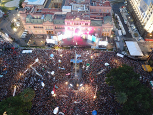 BUENOS AIRES, ARGENTINA.- In the photo taken on December 10, 2019 from a drone in what was the closing of the day in which Alberto Fernández assumed the presidency, who gave a speech on a stage installed in front of the Casa Rosada , headquarters of the Argentine Executive Power, before tens of thousands of people who celebrated their assumption within the framework of a music and art festival.