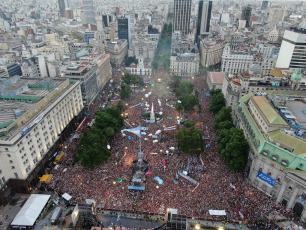 BUENOS AIRES, ARGENTINA.- En la foto tomada el 10 de diciembre de 2019 desde un drone en lo que fue el cierre de la jornada en la que asumió la presidencia Alberto Fernández, quien dio un discurso en un escenario instalado frente a la Casa Rosada, sede del Poder Ejecutivo argentino, ante decenas de miles de personas que celebraron su asunción en el marco de un festival de música y arte.