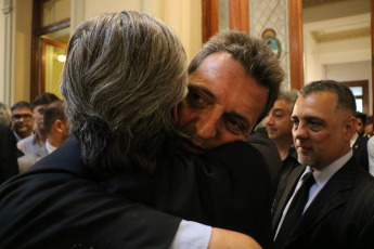 BUENOS AIRES, ARGENTINA- En la foto tomada hoy 4 de Diciembre del 2019 el diputado electo Sergio Massa (derecha) se abrazo con Máximo Kirchner. La Cámara de Diputados de Argentina formalizó su nueva conformación con la jura de los 130 nuevos diputados que debutarán a partir del 10 de diciembre con la discusión del primer Presupuesto del presidente electo, Alberto Fernández. Pasadas apenas las 13 hs y conducida por el diputado Gonzalo Del Cerro, comenzó la sesión preparatoria en la que prestan juramento los legisladores que resultaron electos en octubre pasado y además se votarán a las nuevas autoridades de la Cámara baja.