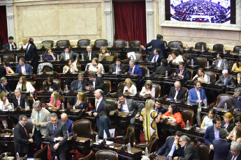 BUENOS AIRES, ARGENTINA- En las fotos tomadas hoy 4 de Diciembre del 2019, la Cámara de Diputados formalizó su nueva conformación con la jura de los 130 nuevos diputados que debutarán a partir del 10 de diciembre con la discusión del primer Presupuesto del presidente electo, Alberto Fernández. Pasadas apenas las 13 hs y conducida por el diputado Gonzalo Del Cerro, comenzó la sesión preparatoria en la que prestan juramento los legisladores que resultaron electos en octubre pasado y además se votarán a las nuevas autoridades de la Cámara baja.