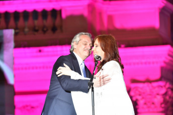 BUENOS AIRES, ARGENTINA.- En la foto tomada el 10 de diciembre de 2019, Alberto Fernández junto a la Vicepresidenta, Cristina Fernández de Kirchner, en Plaza de Mayo. En lo que fue el cierre de la jornada en la que asumió la presidencia, Alberto Fernández dio su primer discurso ante la Plaza de Mayo , desde un escenario instalado frente a la Casa Rosada ante decenas de miles de personas celebraron su asunción en el marco de un festival de música y arte.