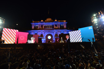 BUENOS AIRES, ARGENTINA.- En la foto tomada el 10 de diciembre de 2019, en lo que fue el cierre de la jornada en la que asumió la presidencia, Alberto Fernández junto a la Vicepresidenta Cristina Fernñandez de Kirchner, dio su primer discurso ante la Plaza de Mayo desde un escenario instalado frente a la Casa Rosada ante decenas de miles de personas celebraron su asunción en el marco de un festival de música y arte.