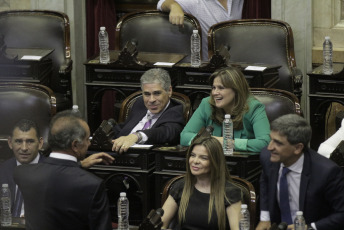 BUENOS AIRES, ARGENTINA- En las fotos tomadas hoy 4 de Diciembre del 2019, la Cámara de Diputados formalizó su nueva conformación con la jura de los 130 nuevos diputados que debutarán a partir del 10 de diciembre con la discusión del primer Presupuesto del presidente electo, Alberto Fernández. Pasadas apenas las 13 hs y conducida por el diputado Gonzalo Del Cerro, comenzó la sesión preparatoria en la que prestan juramento los legisladores que resultaron electos en octubre pasado y además se votarán a las nuevas autoridades de la Cámara baja.