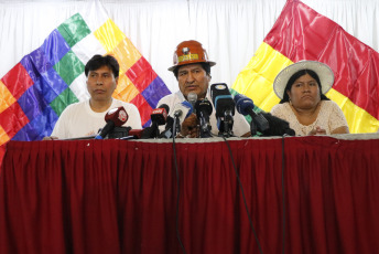 BUENOS AIRES, ARGENTINA.- Evo Morales (center) speaks at a press conference in Buenos Aires. In the photo taken on December 29, 2019, former Bolivian president Evo Morales during the press conference at the Bauen hotel in Buenos Aires with leaders of his MAS-IPSP party who arrived in the Argentine capital to meet with Morales. The former Bolivian president gave up making a massive act at the border. "I was recommended not to do it there," he said at a press conference after a meeting with leaders of his party. "The candidate is not yet approved but we are first in all surveys without having a candidate," he said. Finally, he informed that the formula presidential will be known on January 19, in an act also in Buenos Aires Morales also said he intends to vote in Cochabamba, Bolivia, in the new elections.