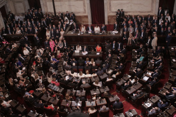 BUENOS AIRES, ARGENTINA.- En la foto tomada el 10 de diciembre de 2019, Alberto Fernández asumió hoy, 10 de diciembre, la Presidencia de la Argentina al jurar en el Congreso junto a la vicepresidenta Cristina Fernández de Kirchner y recibir los atributos de mando de manos de su antecesor, Mauricio Macri. Tras la asunción, Fernández pronunció -ante la Asamblea Legislativa- un discurso de tono conciliador, pero en el que trazó un duro diagnóstico de la situación que atraviesa el país y planteó un claro cambio de rumbo.