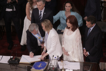 BUENOS AIRES, ARGENTINA.- En la foto tomada el 10 de diciembre de 2019, Alberto Fernández asumió hoy, 10 de diciembre, la Presidencia de la Argentina al jurar en el Congreso junto a la vicepresidenta Cristina Fernández de Kirchner y recibir los atributos de mando de manos de su antecesor, Mauricio Macri. Tras la asunción, Fernández pronunció -ante la Asamblea Legislativa- un discurso de tono conciliador, pero en el que trazó un duro diagnóstico de la situación que atraviesa el país y planteó un claro cambio de rumbo.