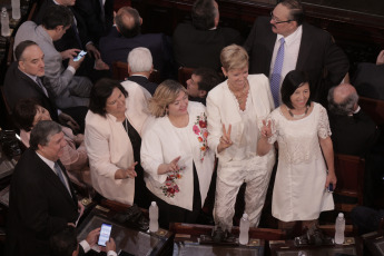 BUENOS AIRES, ARGENTINA.- En la foto tomada el 10 de diciembre de 2019, Alberto Fernández asumió hoy, 10 de diciembre, la Presidencia de la Argentina al jurar en el Congreso junto a la vicepresidenta Cristina Fernández de Kirchner y recibir los atributos de mando de manos de su antecesor, Mauricio Macri. Tras la asunción, Fernández pronunció -ante la Asamblea Legislativa- un discurso de tono conciliador, pero en el que trazó un duro diagnóstico de la situación que atraviesa el país y planteó un claro cambio de rumbo.