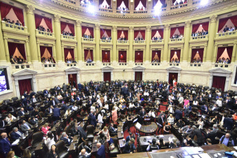 BUENOS AIRES, ARGENTINA- En las fotos tomadas hoy 4 de Diciembre del 2019, la Cámara de Diputados formalizó su nueva conformación con la jura de los 130 nuevos diputados que debutarán a partir del 10 de diciembre con la discusión del primer Presupuesto del presidente electo, Alberto Fernández. Pasadas apenas las 13 hs y conducida por el diputado Gonzalo Del Cerro, comenzó la sesión preparatoria en la que prestan juramento los legisladores que resultaron electos en octubre pasado y además se votarán a las nuevas autoridades de la Cámara baja.