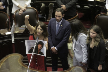 BUENOS AIRES, ARGENTINA- En las fotos tomadas hoy 4 de Diciembre del 2019, la Cámara de Diputados formalizó su nueva conformación con la jura de los 130 nuevos diputados que debutarán a partir del 10 de diciembre con la discusión del primer Presupuesto del presidente electo, Alberto Fernández. Pasadas apenas las 13 hs y conducida por el diputado Gonzalo Del Cerro, comenzó la sesión preparatoria en la que prestan juramento los legisladores que resultaron electos en octubre pasado y además se votarán a las nuevas autoridades de la Cámara baja.