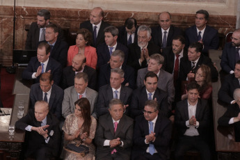 BUENOS AIRES, ARGENTINA.- En la foto tomada el 10 de diciembre de 2019, Alberto Fernández asumió hoy, 10 de diciembre, la Presidencia de la Argentina al jurar en el Congreso junto a la vicepresidenta Cristina Fernández de Kirchner y recibir los atributos de mando de manos de su antecesor, Mauricio Macri. Tras la asunción, Fernández pronunció -ante la Asamblea Legislativa- un discurso de tono conciliador, pero en el que trazó un duro diagnóstico de la situación que atraviesa el país y planteó un claro cambio de rumbo.