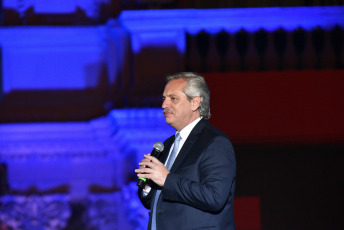 BUENOS AIRES, ARGENTINA.- En la foto tomada el 10 de diciembre de 2019, en lo que fue el cierre de la jornada en la que asumió la presidencia, Alberto Fernández dio su primer discurso ante la Plaza de Mayo desde un escenario instalado frente a la Casa Rosada ante decenas de miles de personas celebraron su asunción en el marco de un festival de música y arte. Acompañado por Cristina Kirchner, que habló antes que él, entre los temas a los que se refirió en su primer discurso como presidente luego del formulado durante la Asamblea Legislativa, Fernández habló de la crisis económica y social que afecta al país, de sus primeros pasos como funcionario de Néstor Kirchner, de la conformación del Frente de Todos y del Gobierno de Mauricio Macri, entre otros temas.